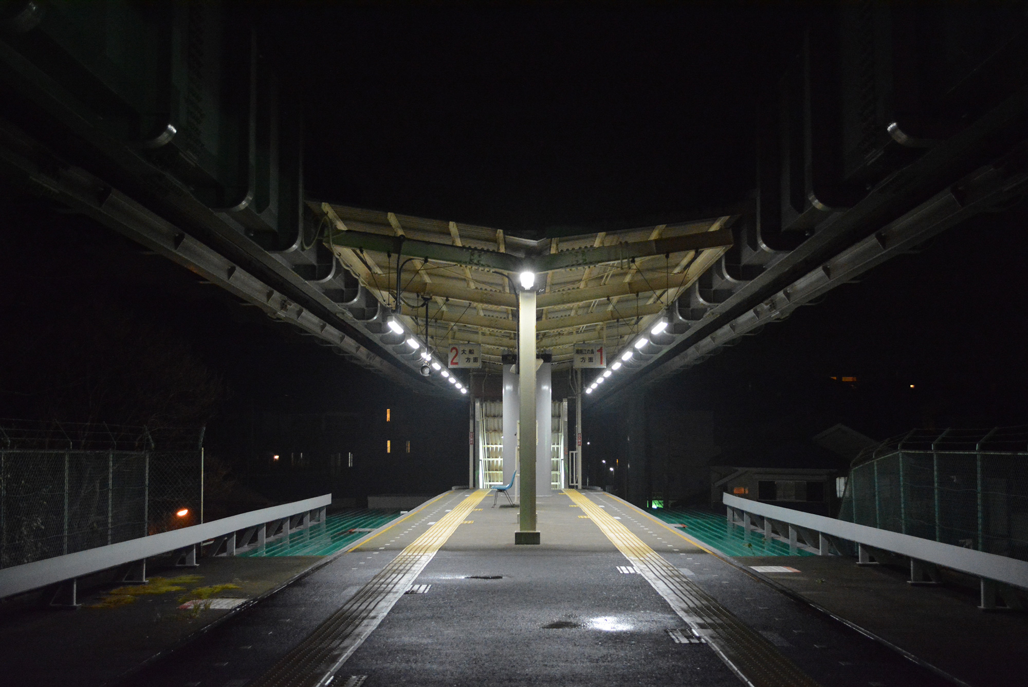 夜になると目白山下駅は