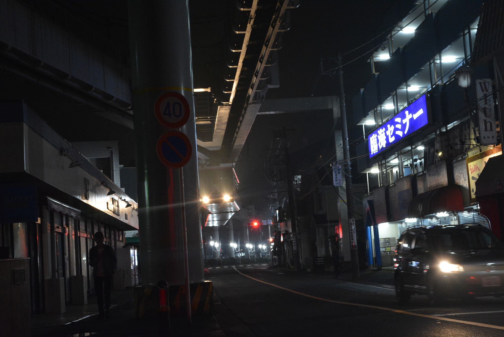 夜になると湘南深沢駅は