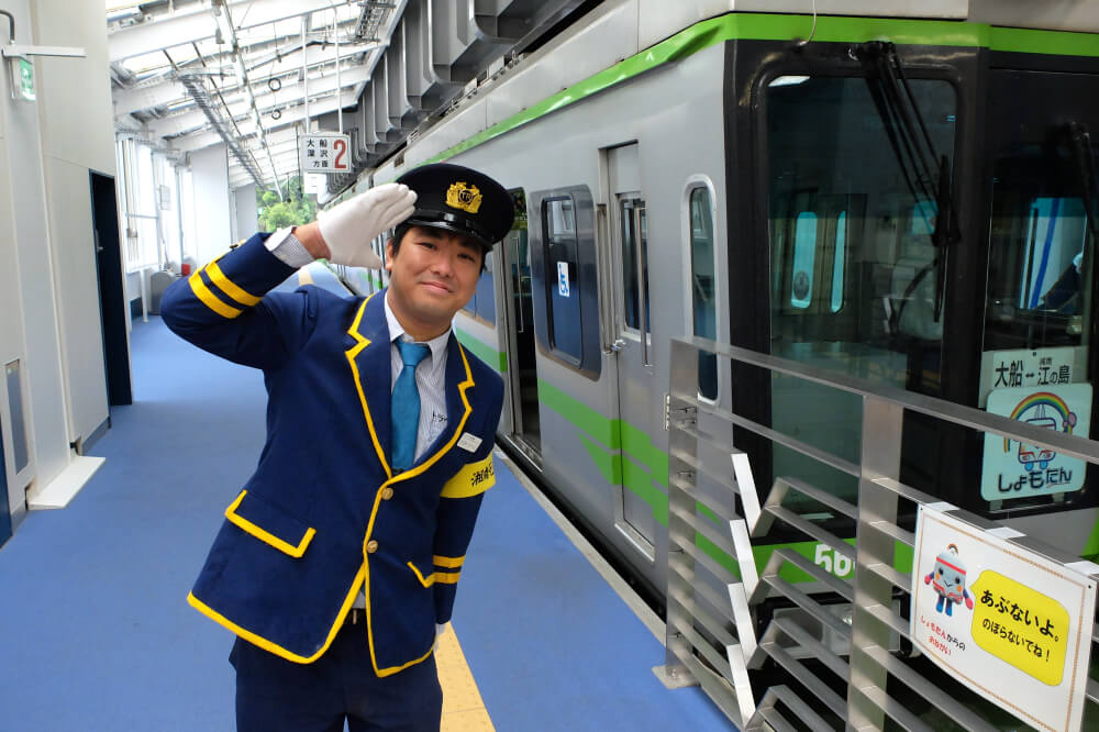 26湘南江の島駅で敬礼.jpg