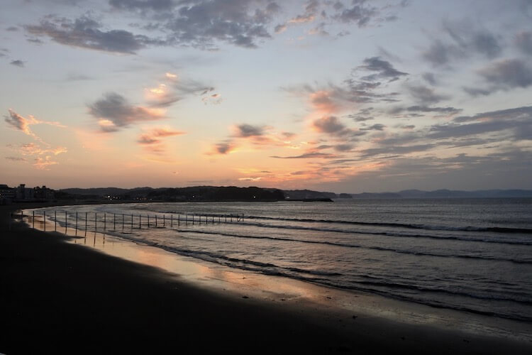 偶然目覚めた朝は 日の出ラーン 湘南江の島駅から本日一番乗りの江の島へ 二藤部知哉 ソラdeブラーン 湘南モノレール株式会社